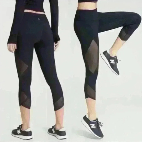 Athleta Aura Sonar Black Mesh Panel Capri Leggings size Small - Picture 1 of 5